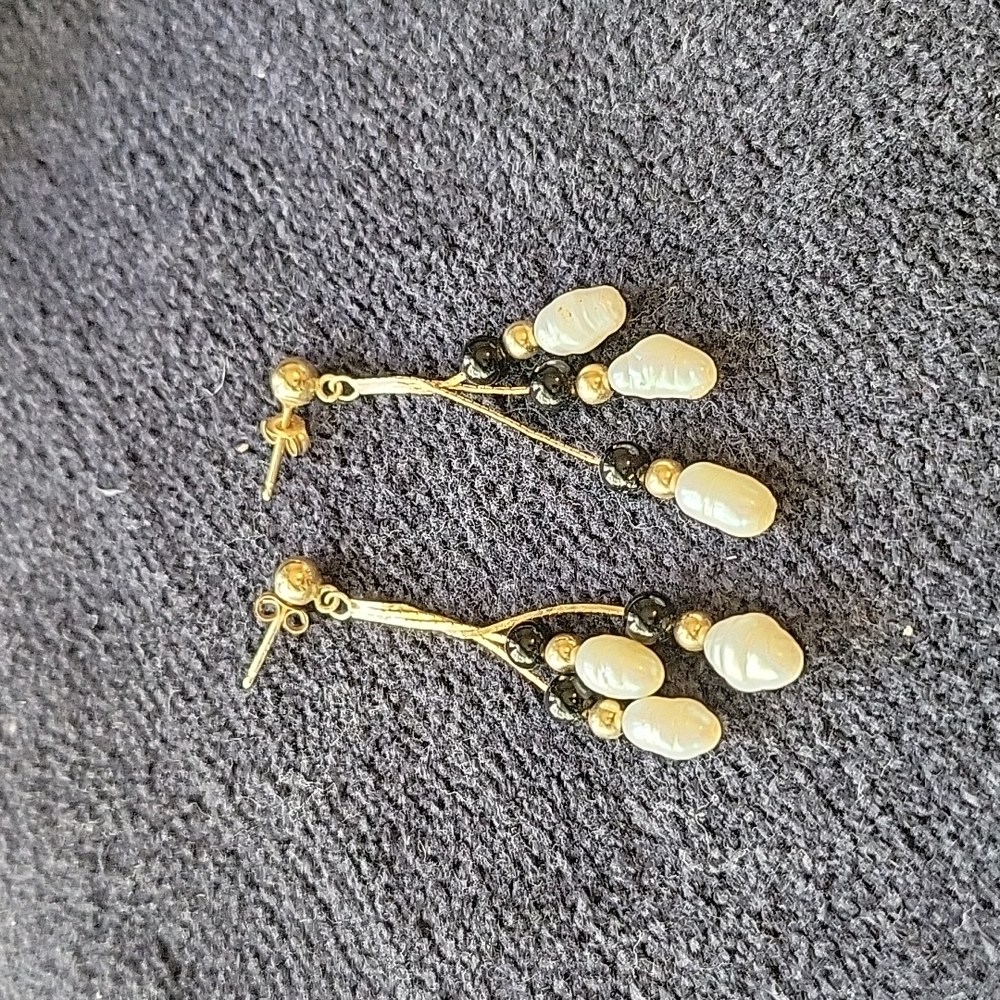 Freshwater dangle earrings